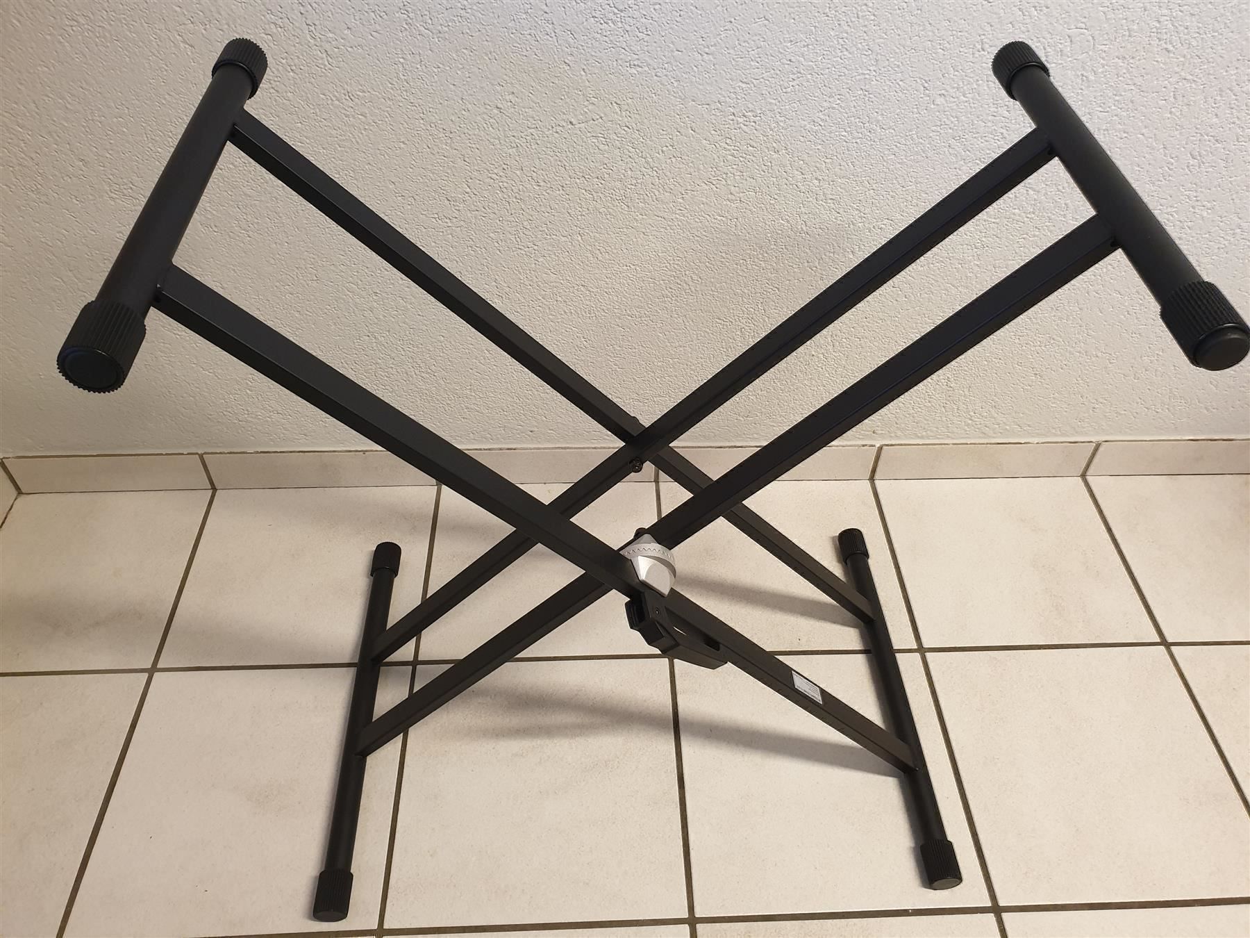 Supporti per strumenti musicali & leggii: Keyboardständer GEWA in schwarz oder grau – Nuovo (secondo la descrizione) da Wöschnau venduto da Musikhaus-Luethy5012