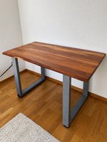 Esstisch mit Holzplatte und Metallgestell