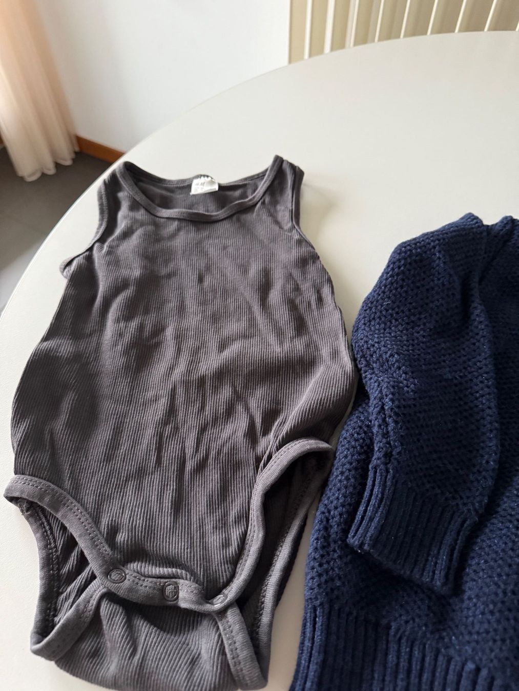Lotti & Set di vestiti: Jungen Set: Body und Pullover Gr. 86/12-18Monate – Usato da Dällikon venduto da dahi1 2