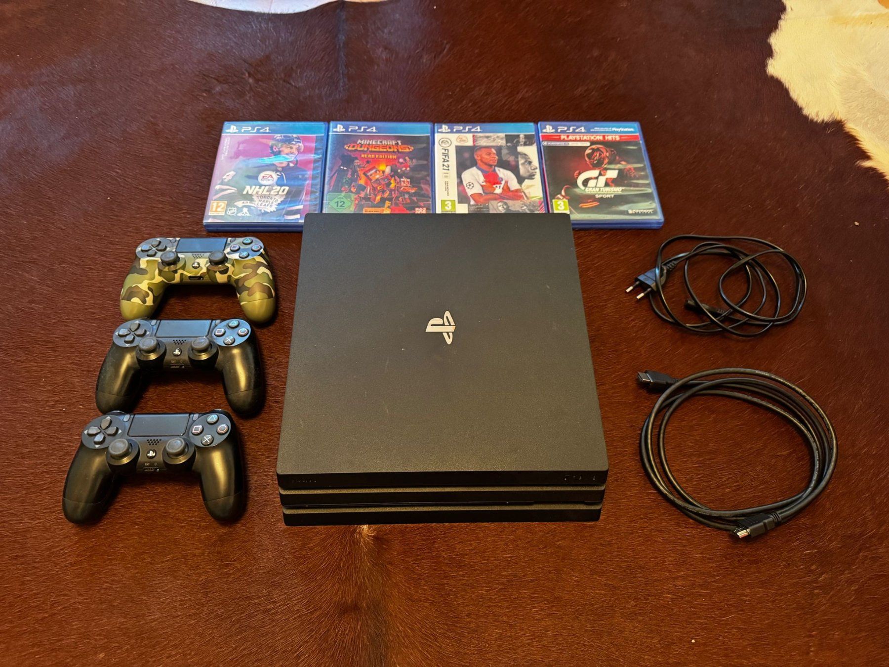 Sony Console: PS4 1TB + 3 Controller + 4 Spiele – Usato da Oberentfelden venduto da Zimen