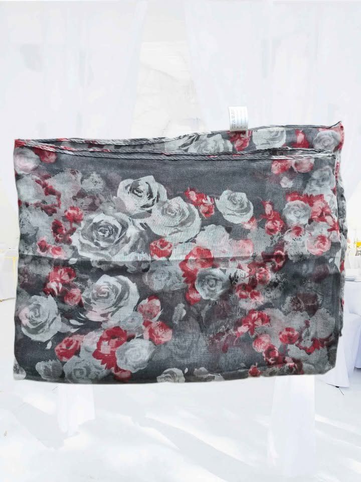 Foulard & Sciarpe: Leichter Schal mit Rosenmuster- NEU – Nuovo e nell'imballaggio originale da Aarburg venduto da Glitzerschein 1