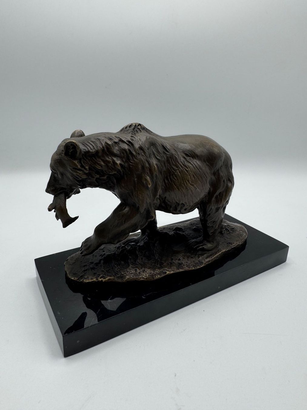 Sculture & Statue: Bronze Bär mit Fisch Skulptur – Usato da Sachseln venduto da BONATI01 2