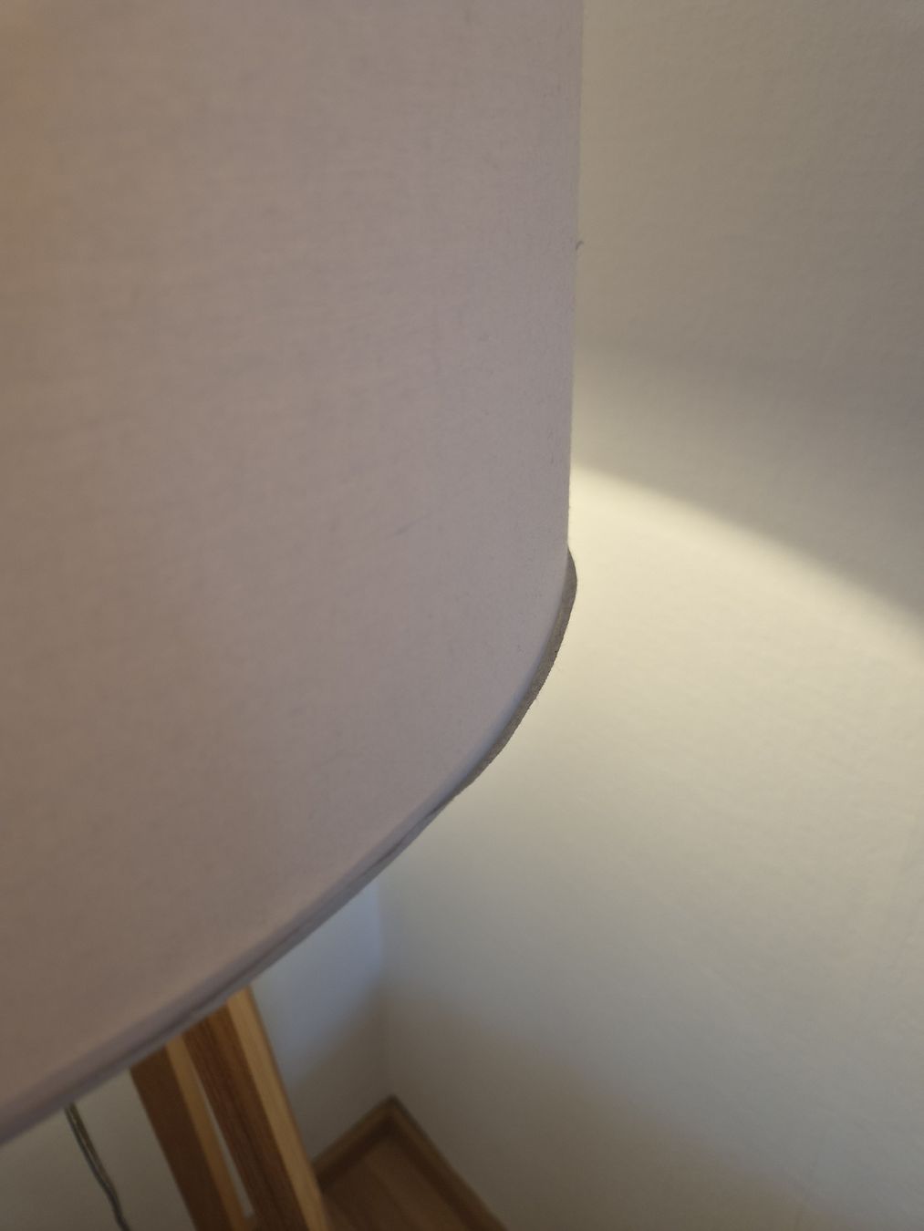 Lampade: Stehlampe mit Holzständer im Vierbein-Design – Usato da Basel venduto da Dodotefto 3