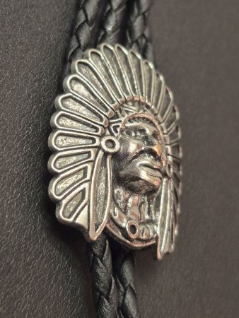31) Bolo-Tie Westernkrawatte Häuptling Silber-Optik