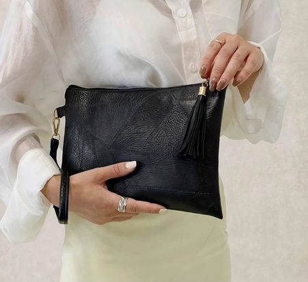Pochette nera in similpelle con nappa e cinturino