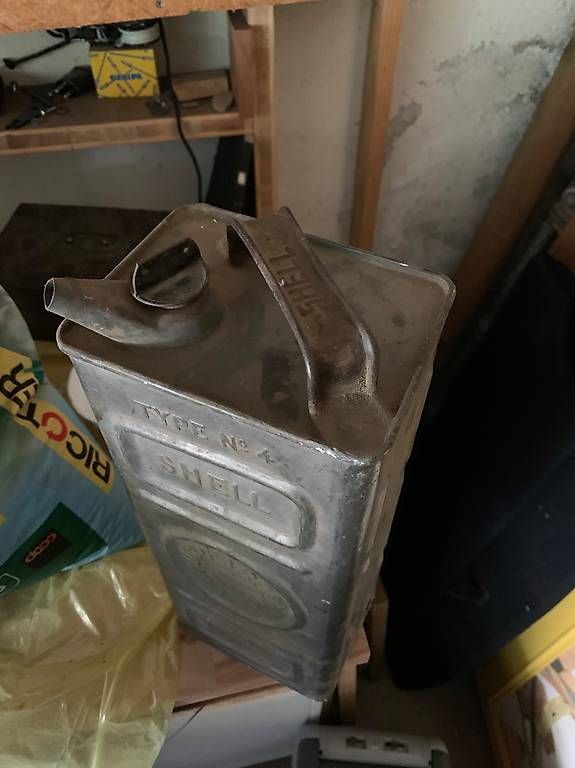 Taniche per benzina: Ancien jerrican shell – Usato da Le Mont-sur-Lausanne venduto da pasassez 2