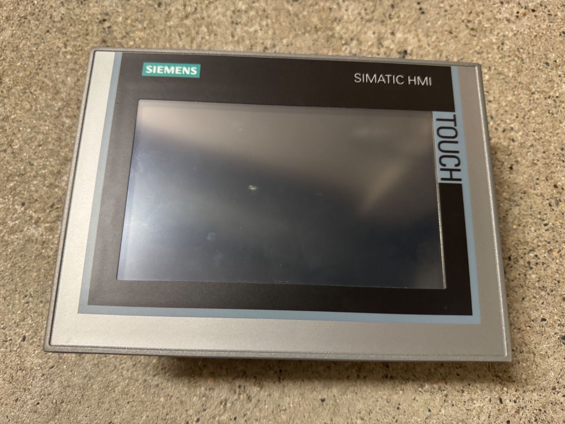 Siemens Steuerung: Siemens SIMATIC HMI TP700 Comfort – Defekt aus Neuchâtel von