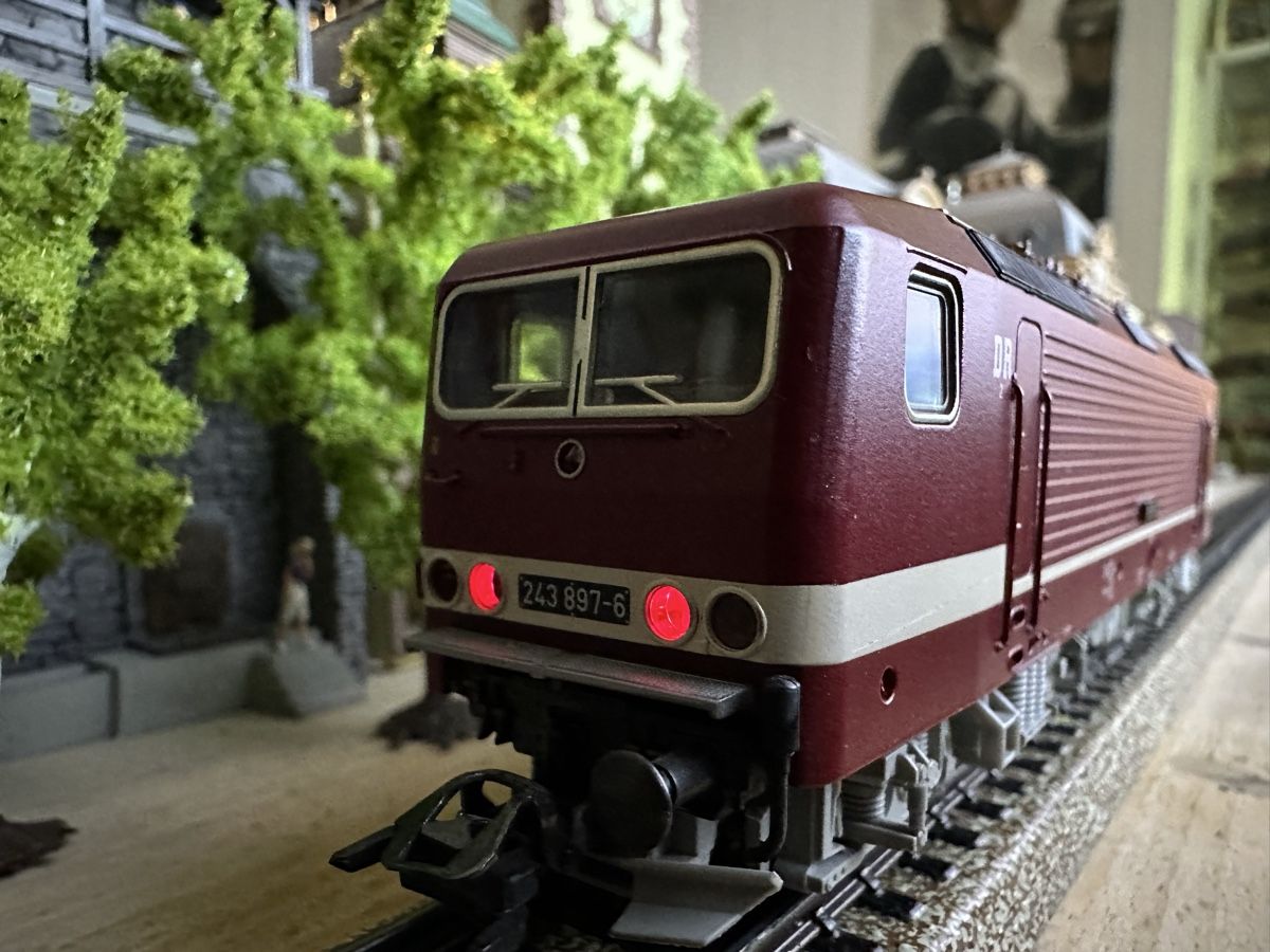 Märklin Modellini di ferrovie: Märklin 3443 DB BR 243 – Usato da Lupsingen venduto da New-Haven 1