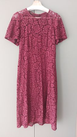 Elegantes Spitzenkleid mit Unterkleid