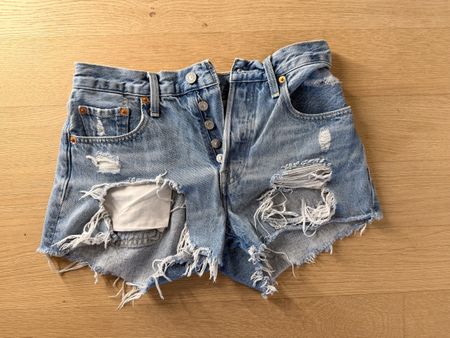 Coole Levi's 501 High-Waist Shorts im Destroyed Look, W24