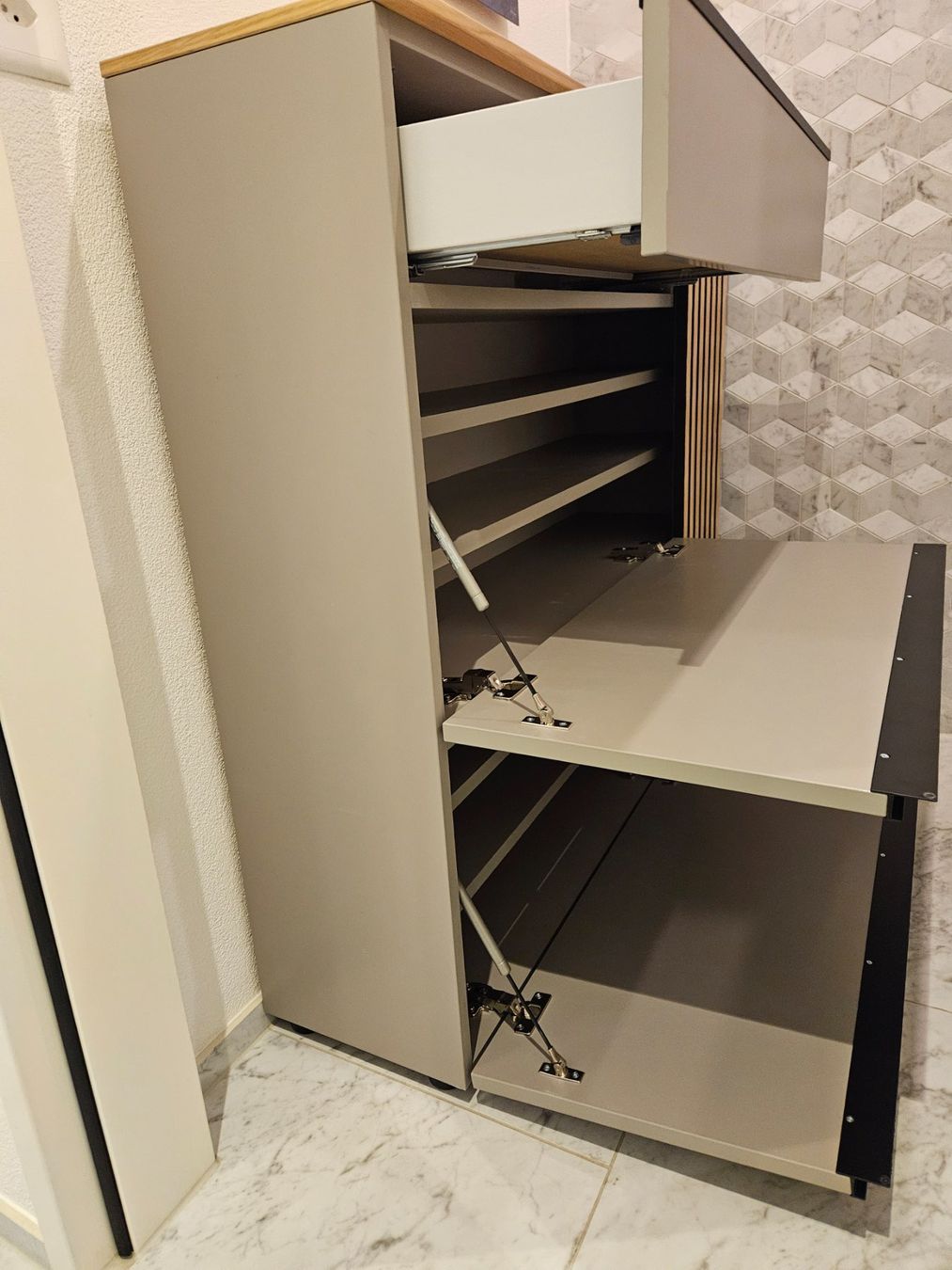 Kommoden: Sideboard / Korpus – Gebraucht aus Holderbank AG von Gute-Artikel 4