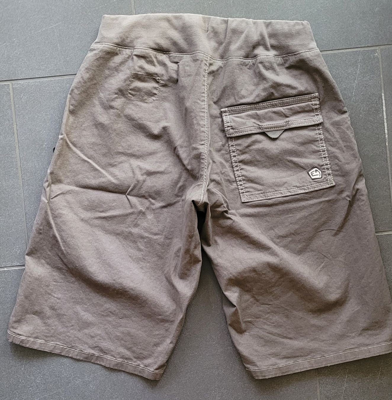 E9 Pantaloni: E9 Kroc Flax Shorts Gr. S Neu  – Nuovo e nell'imballaggio originale da Basel venduto da Luckyclimb 1