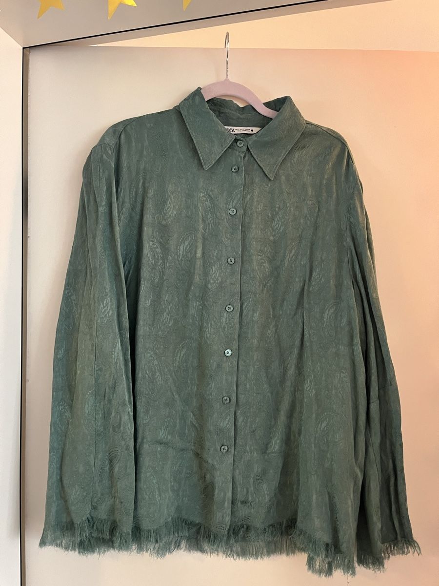 Zara Blusen: Zara Bluse grün gemustert L Fransen – Gebraucht aus Zürich von Closetbesties