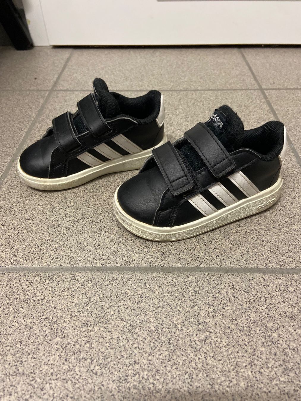 Adidas Scarpe per ragazzi: Sneaker Adidas 21 – Usato da Arbedo venduto da gregmccooper 1