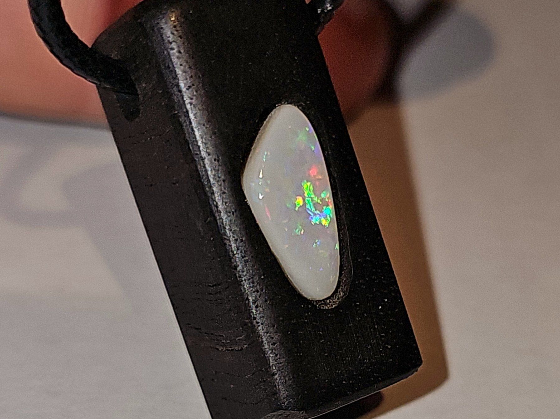 Ciondoli: Australischer multicolor Flashfire Opal im Ebenholz – Nuovo e nell'imballaggio originale da Uerkheim venduto da Winwinner 1