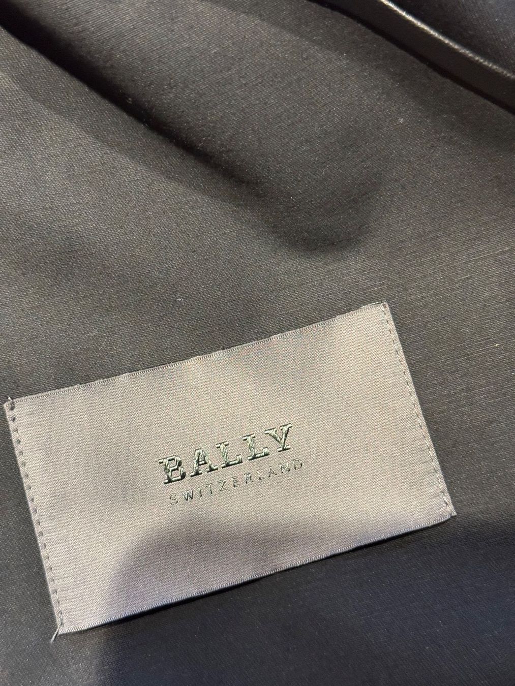 Bally Cappotti: Bally Classic Wool-Blend Trench Coat – Usato da Grund b. Gstaad venduto da ReLuxe 4