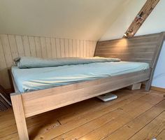 Doppelbett im Landhaus-Stil mit Rost und Matratze
