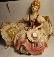 BILDSCHÖNE ELEGANTE DAME AUF SOFA,--17,5 x 16 CM,-PORZELLAN