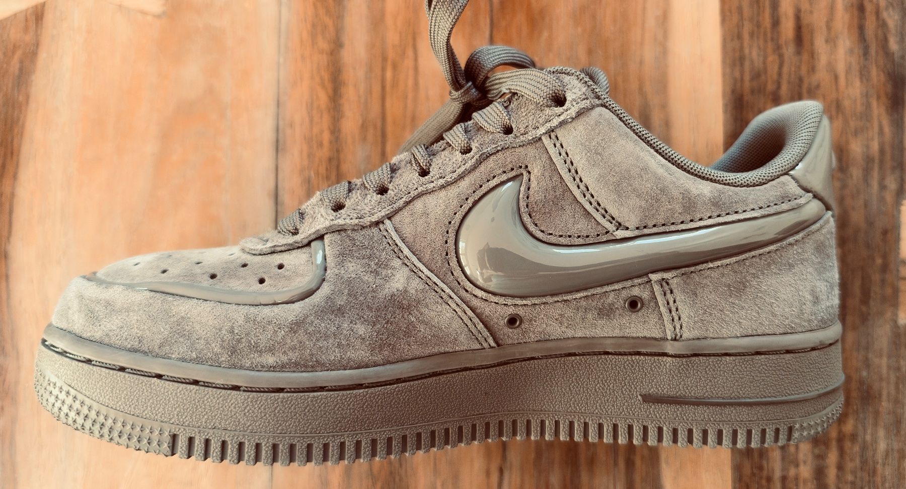 Scarpe da donna: Nike, Suede-Sneaker (Gr. 37.5) – Usato da Basel venduto da betzi13 1