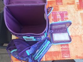 Cartable violet avec dauphin et accessoires, bonne état