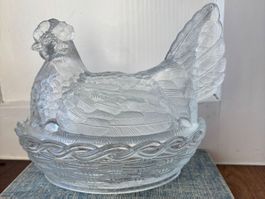 Hübsche Glas-Henne / Huhn auf Nest, Vintage