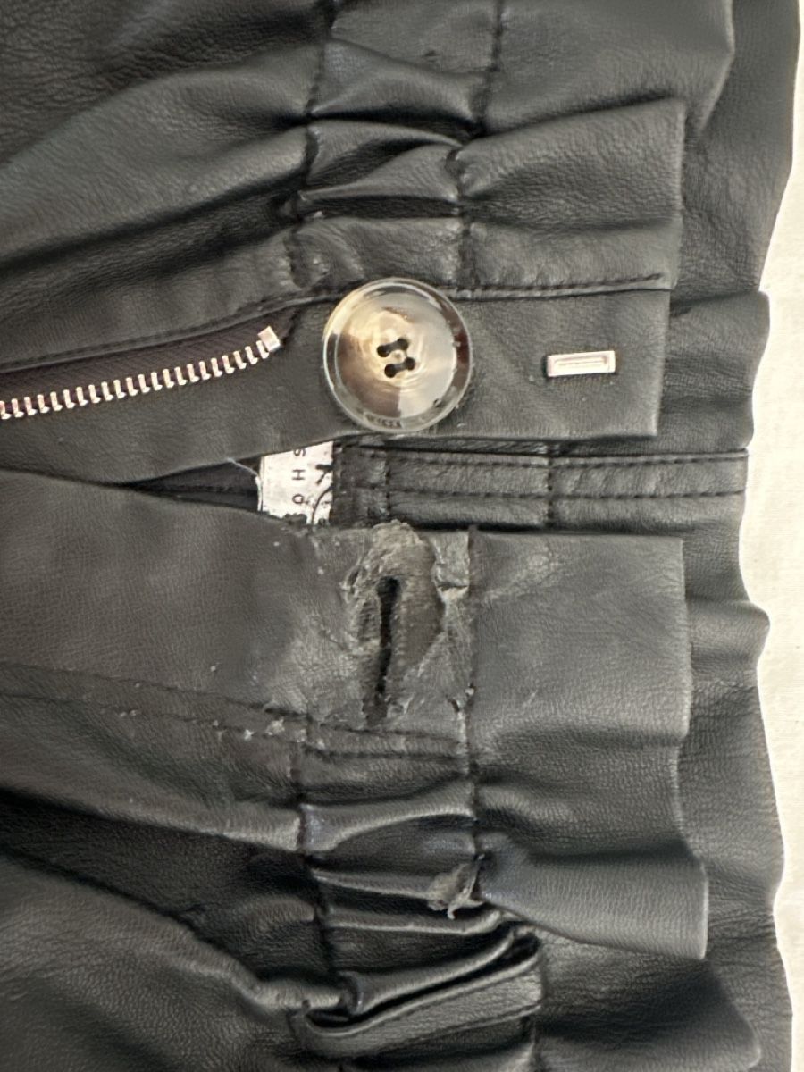 Topshop Pantaloni: Kunstlederhose kurz – Usato da Goldach venduto da mariarosapenasa 2