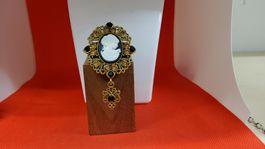 Brosche mit Kamee Motiv goldfarben mit Anhänger neu