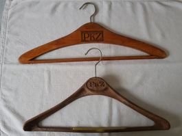 2 PKZ Kleiderbügel, Holz alt und Kunststoff Vintage alt!