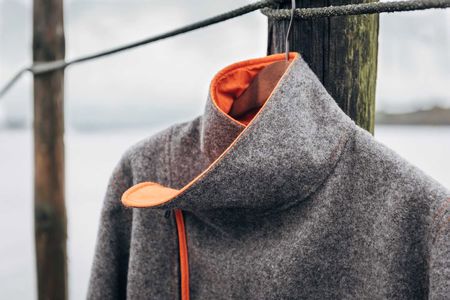 NORDWOLLE - Wolljacke mit speziellem Kragen, Grau-Orange