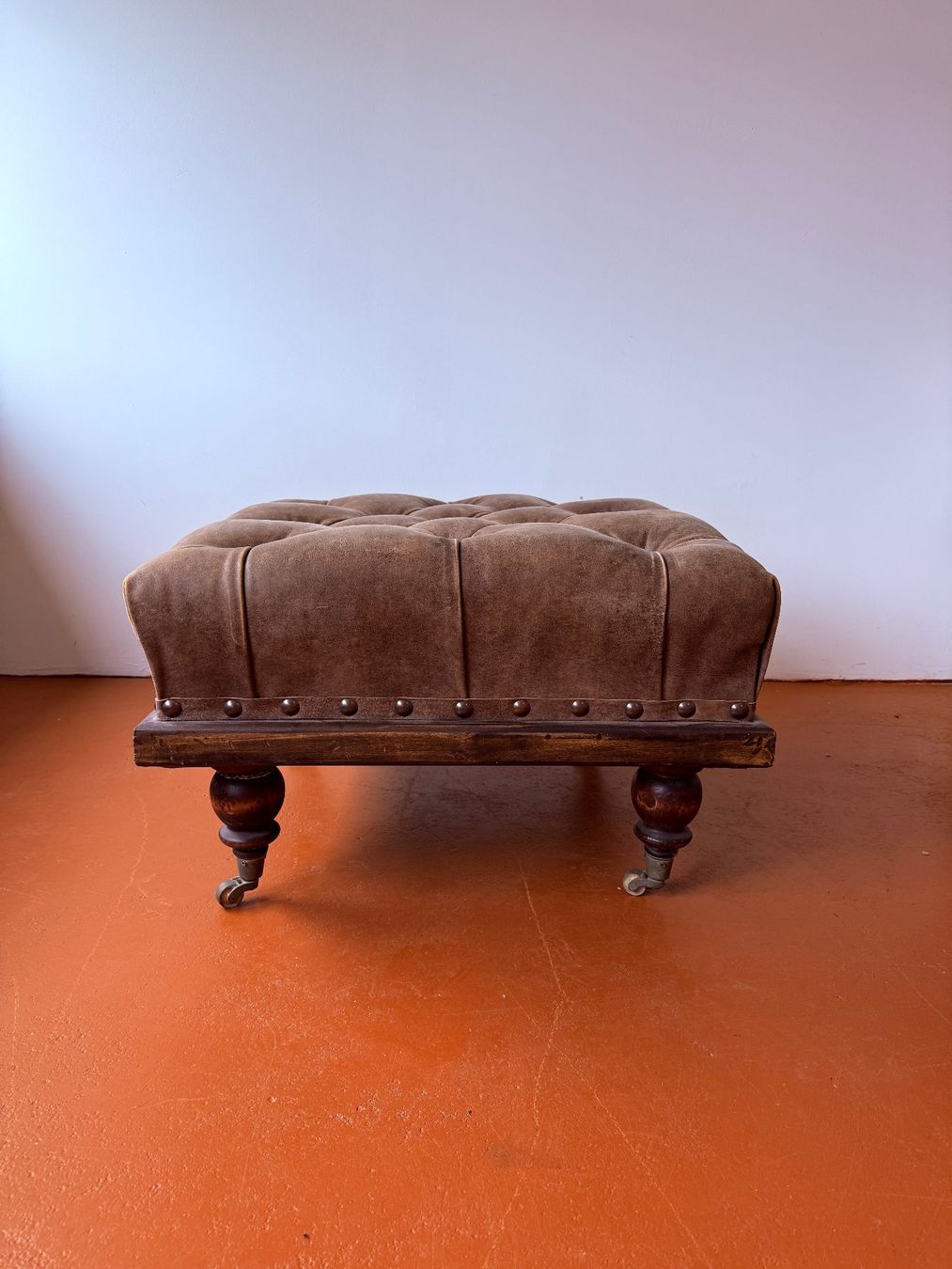 Hocker: Vintage Leder-Pouf-Hocker auf Rollen – Gebraucht aus Basel von mat_nj5b