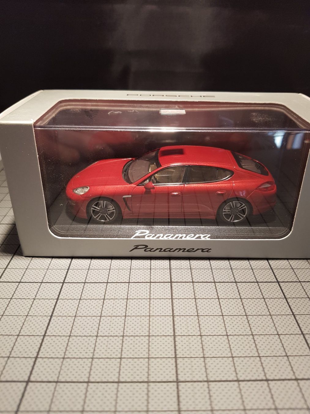 Porsche Modellini d'auto: Porsche Panamera – Nuovo e nell'imballaggio originale da Chézard-St-Martin venduto da AlPat-Collections 4