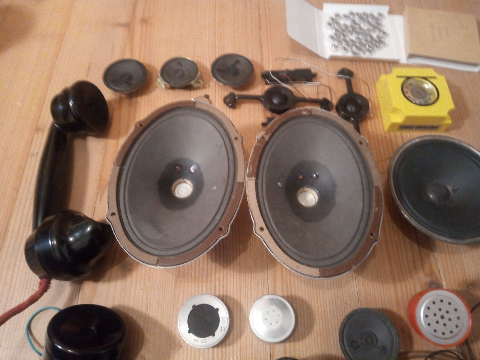 Grundig Elektronikbauteile: Lautsprecher + Mikrofone, antike Telefonhöhrer divers – Gebraucht aus Elsau von EL12 4