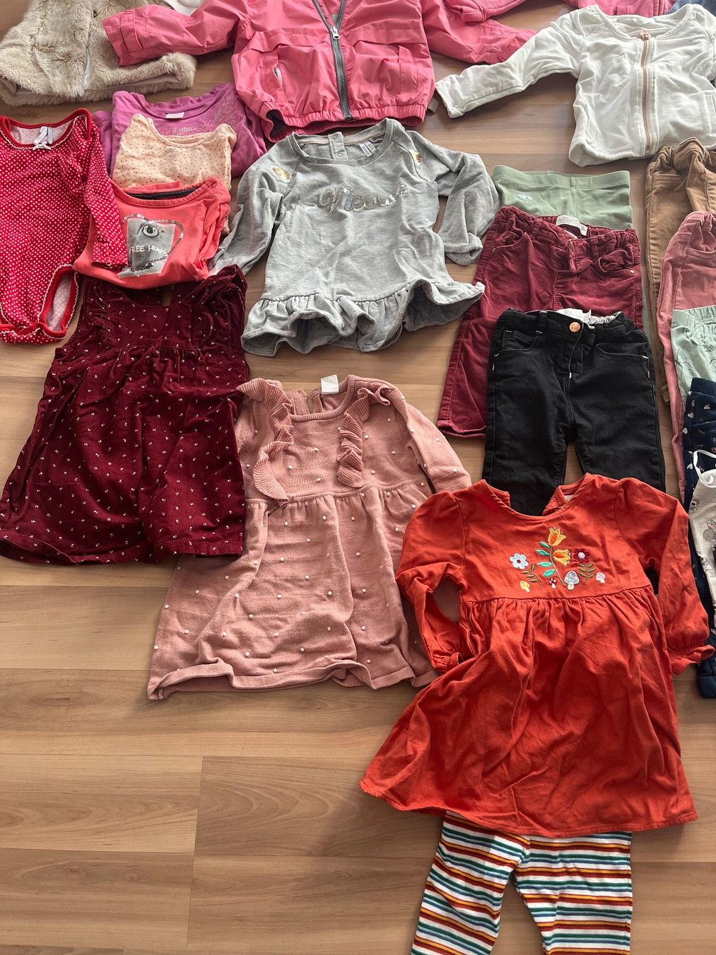 Lotti & Set di vestiti: Mädchen Kleiderpaket 80(29Teile) – Usato da Pfungen venduto da nad_vt7k 2