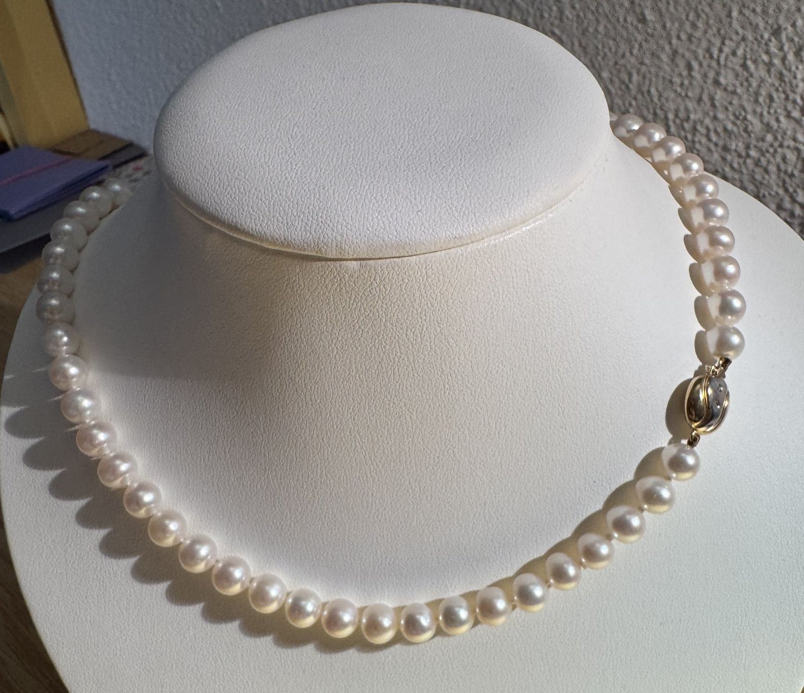 Perle (finte): Perlenkette mit Goldverschluss und Diamanten – Nuovo e nell'imballaggio originale da Hombrechtikon venduto da Harosa