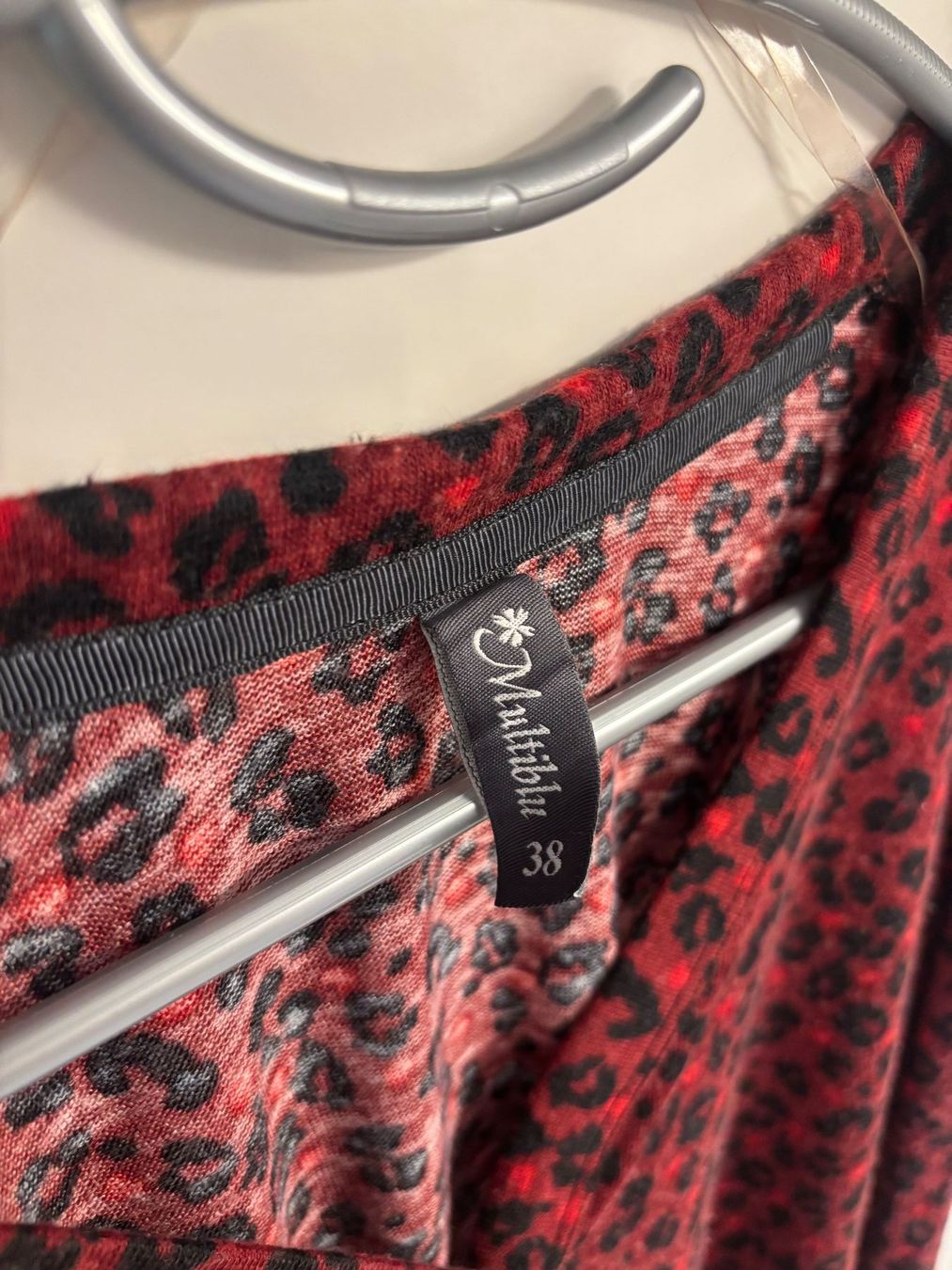 Giacche: Damen Strickjacke, Multiblu, rot Leo-Muster, Grösse 38 – Nuovo (secondo la descrizione) da Pfaffhausen venduto da frickda 2