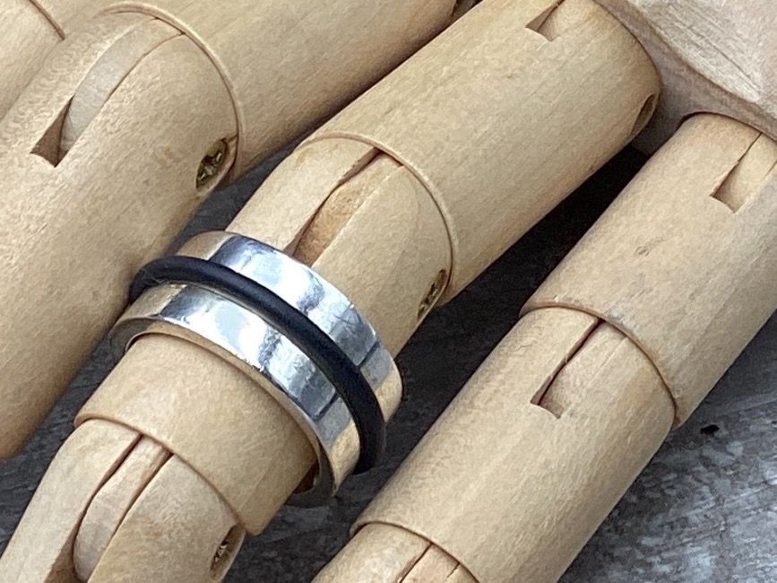 Anelli: Bague en argent et caoutchouc – Usato da Agiez venduto da Beve15 1