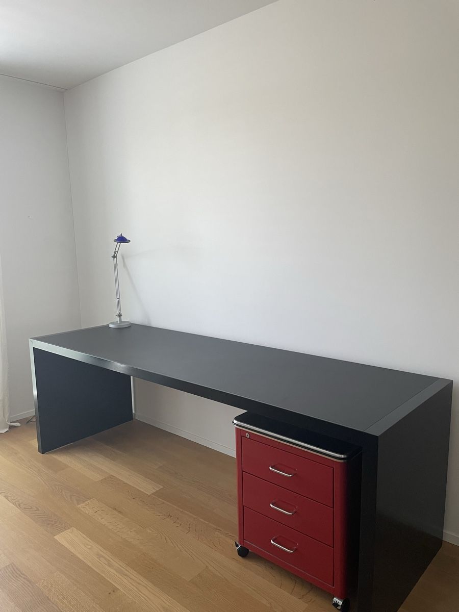 Bureaux: Schwarzer Schreibtisch  – D'occasion à Luzern par livbu