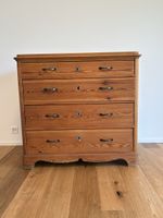 Kommode aus Massivholz, H 98 cm, B 105, T 49. 