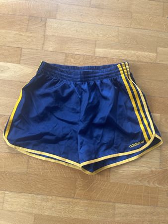 Adidas Sporthose kurz dunkelblau mit gelben Streifen Gr M