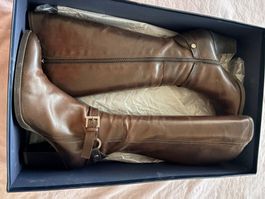 Bottes hautes cuir marron taille 39 portee deux fois.