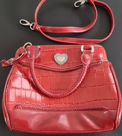 Rote Handtasche mit Kroko-Optik