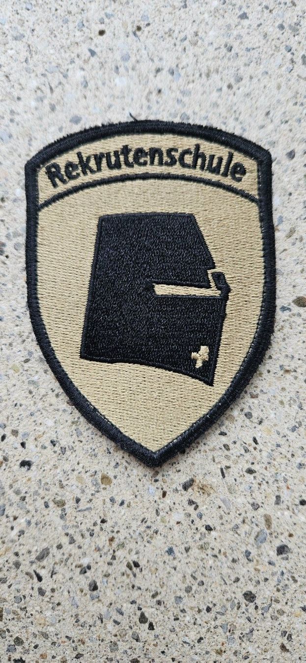 Schweizer Armee Plaketten & Abzeichen: *** Badge Rekrutenschule mit klett *** – Neu und originalverpackt aus Riedholz von fr_sIruP