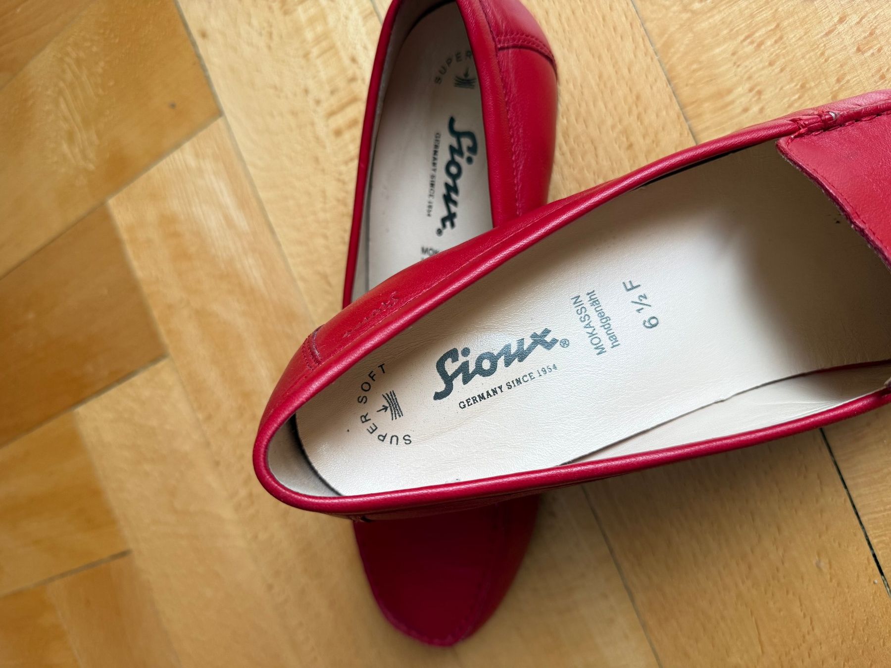 Scarpe da donna: Rote Mocassins, Sioux, handgenäht – Usato da Winterthur venduto da Trisskryssaren 1