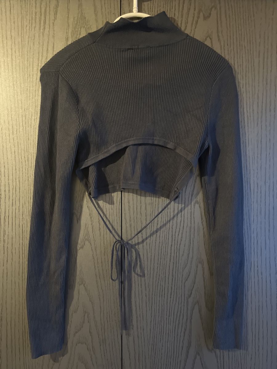 Top: Pull dos nu court gris bleu – Usato da Le Locle venduto da Ophelhugy 1