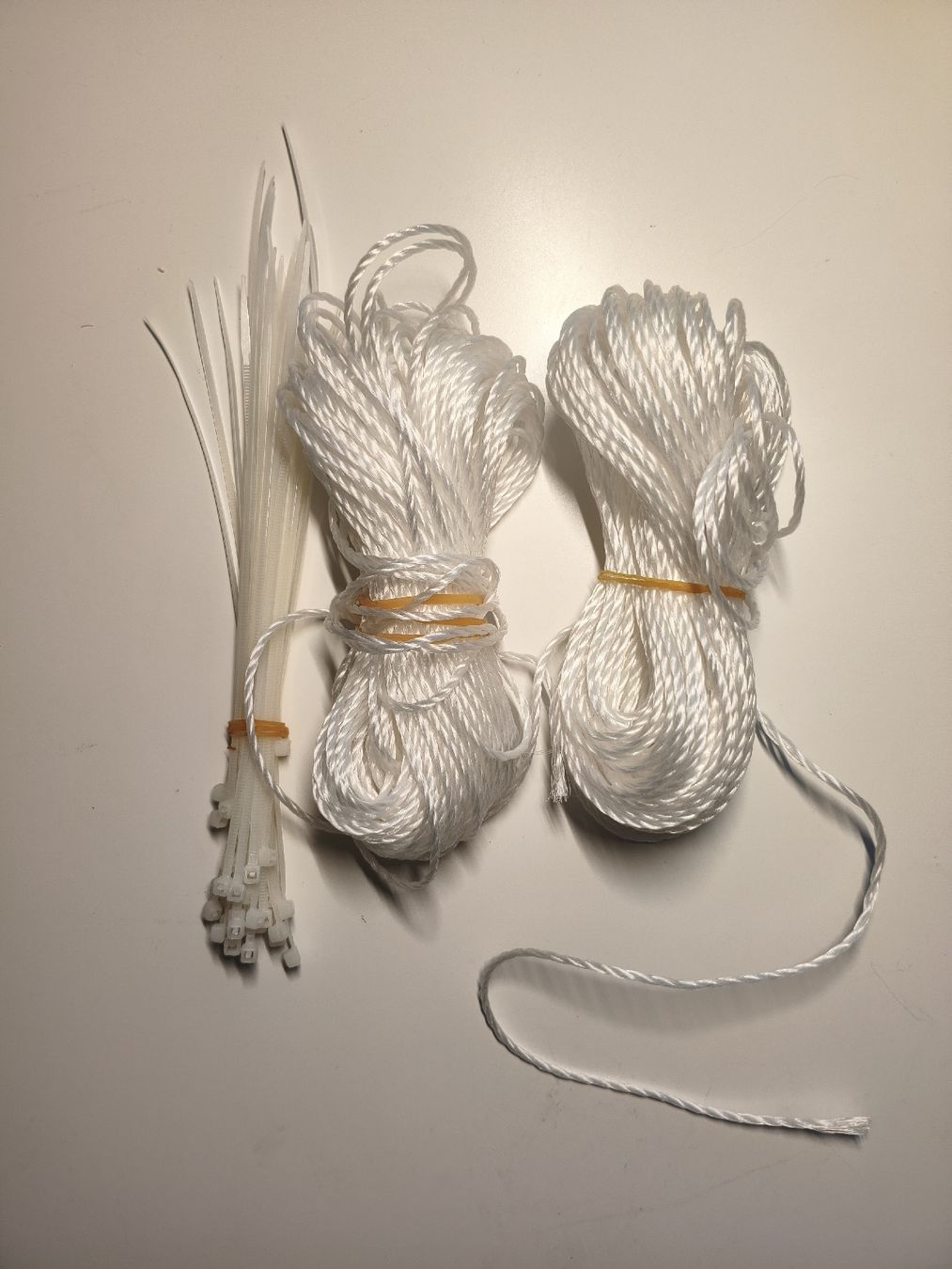 Cavi: White Rope and Cable Ties Bundle  – Nuovo (secondo la descrizione) da Zürich venduto da yul_7ccq