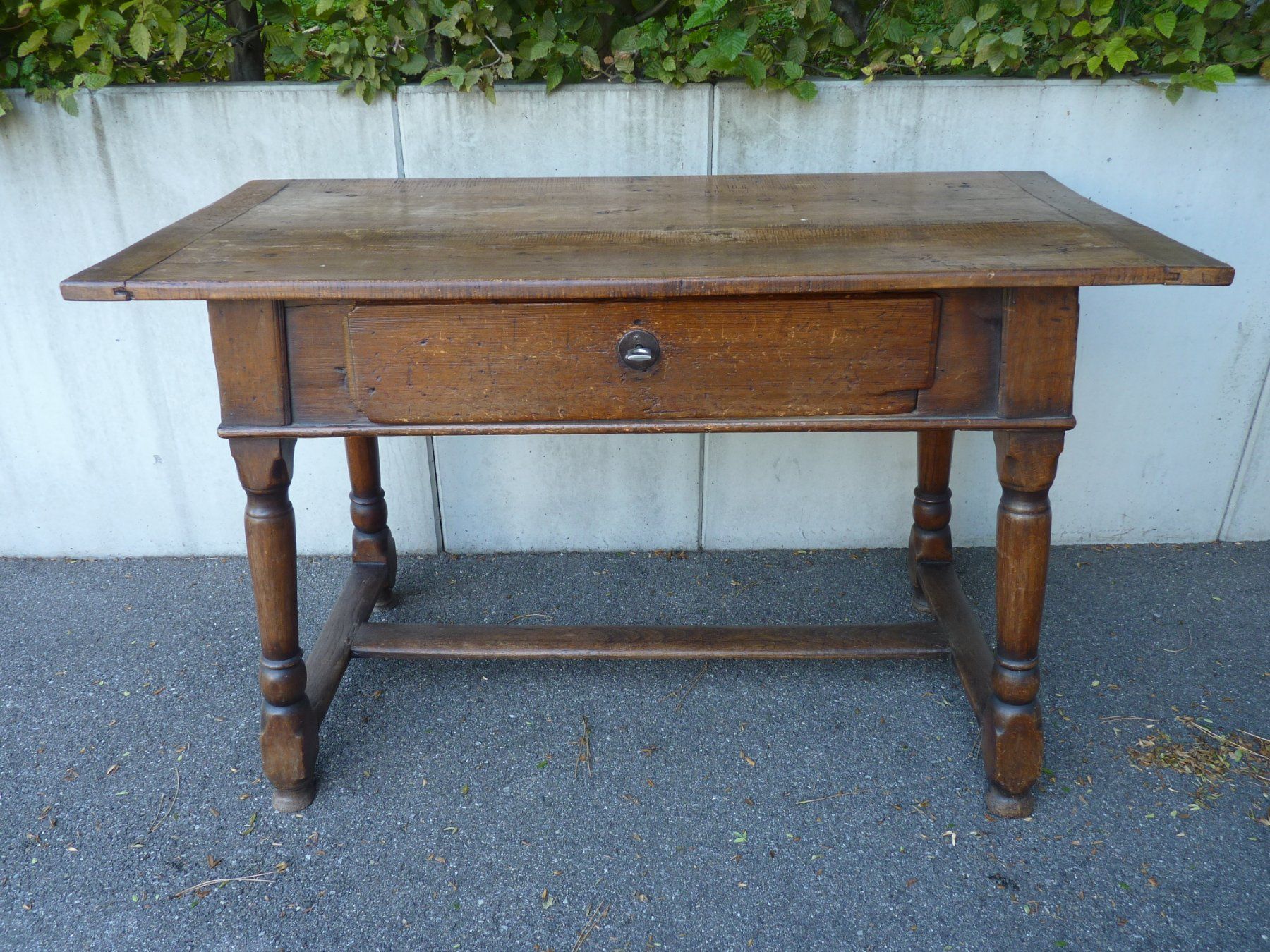 Eichholtz Tische: Antiker Uralter Eichenholztisch 118x75x55cm – Gebraucht aus Küsnacht ZH von zoliboli01