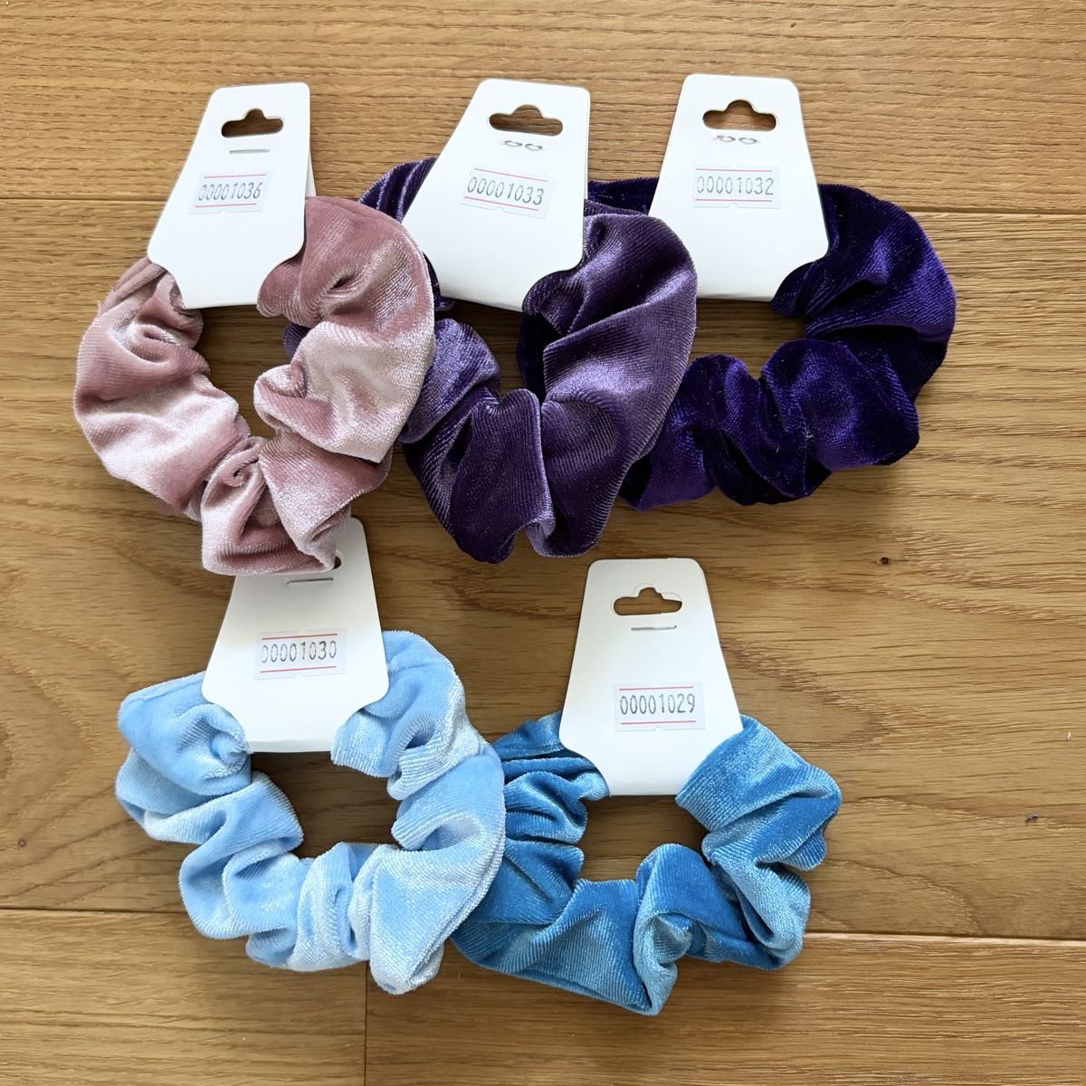Accessori per capelli: Haargummis Scrunchies Samt 5er Set neu – Nuovo e nell'imballaggio originale da Hinwil venduto da crn139 1