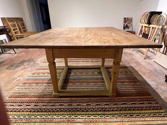 Set di tavolo e panche: Antiker Tisch mit 2 Stühlen – Usato da Winterthur venduto da woodenhiller68 5