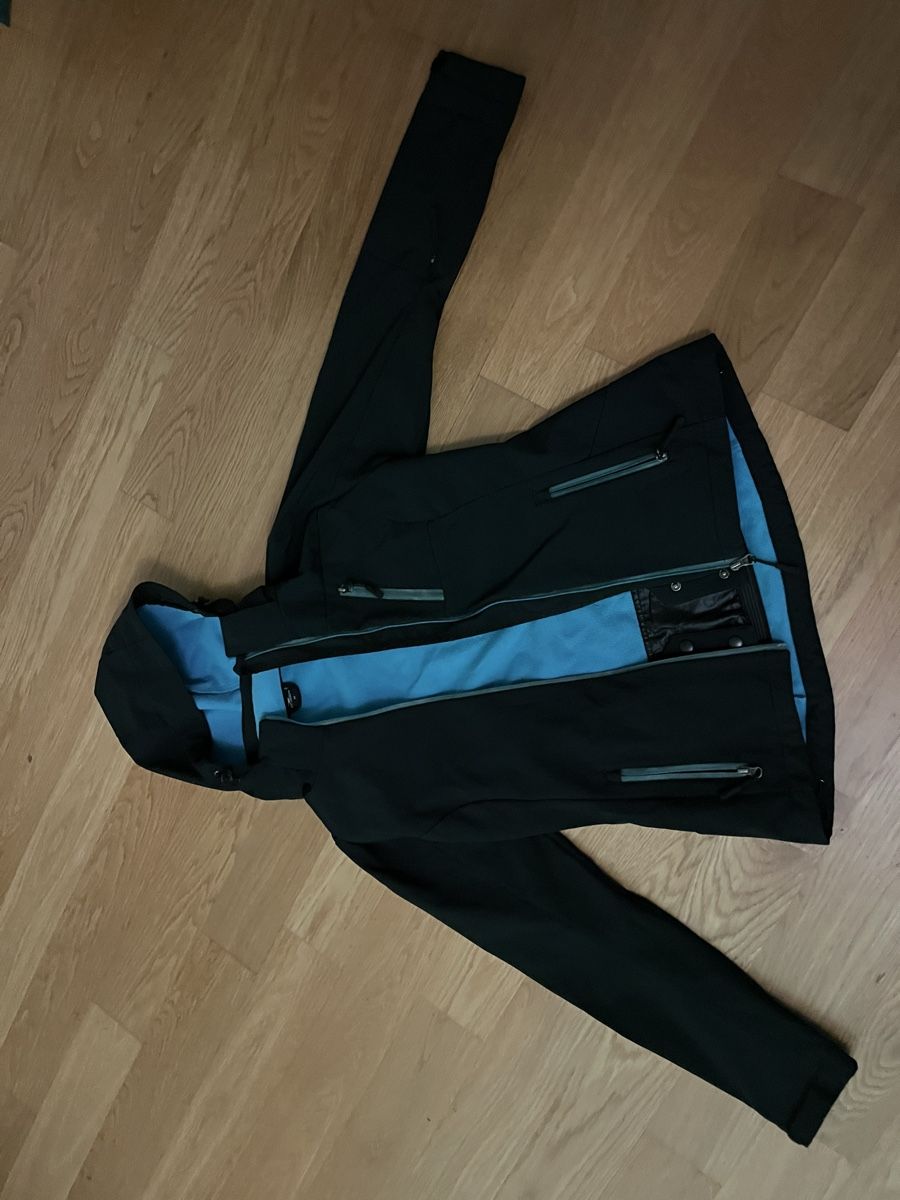 Giacche: Schwarze Softshell Jacke mit Kapuze, Gr. 38 – Usato da Zürich venduto da MariaSusanne 1