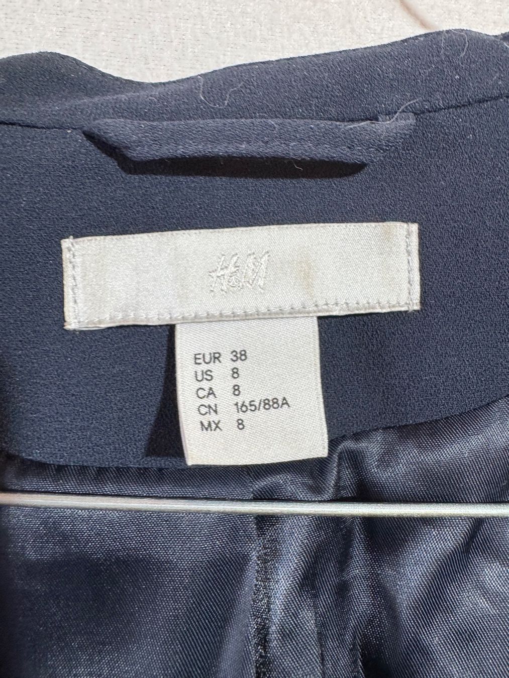 H&M Giacche: Dunkelblauer Blazer von H&M Gr. 38 – Usato da Grosswangen venduto da SALE_SALE_SALE 1